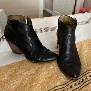 Frye Reina bootie